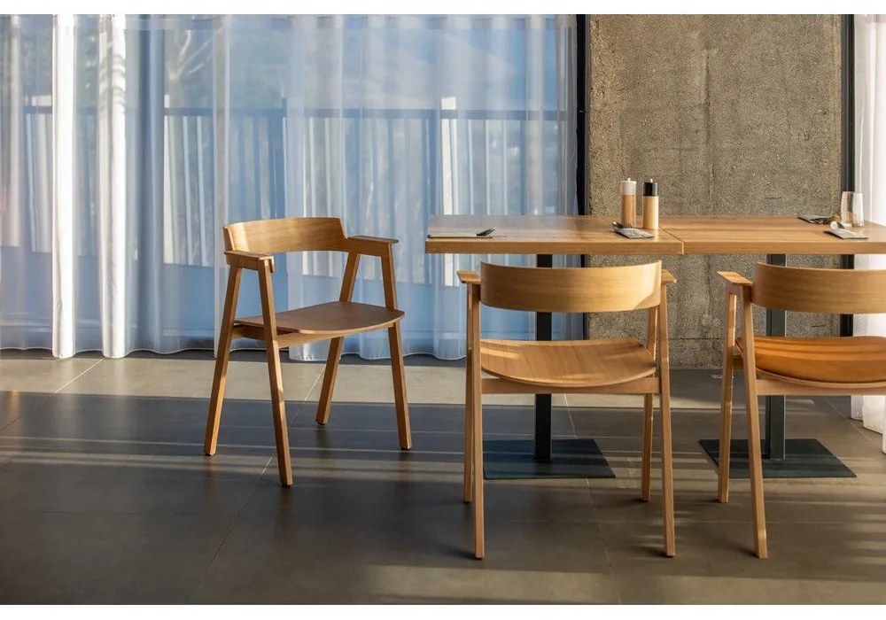 Natúr színű tölgyfa karfás étkezőszék Flip – Gazzda