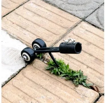 Gyomláló kerekekkel és kampóval