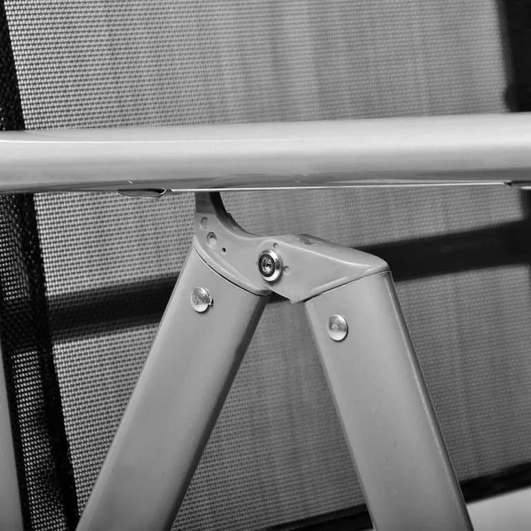 Alumínium összecsukható szék lábtartóval világos szürke