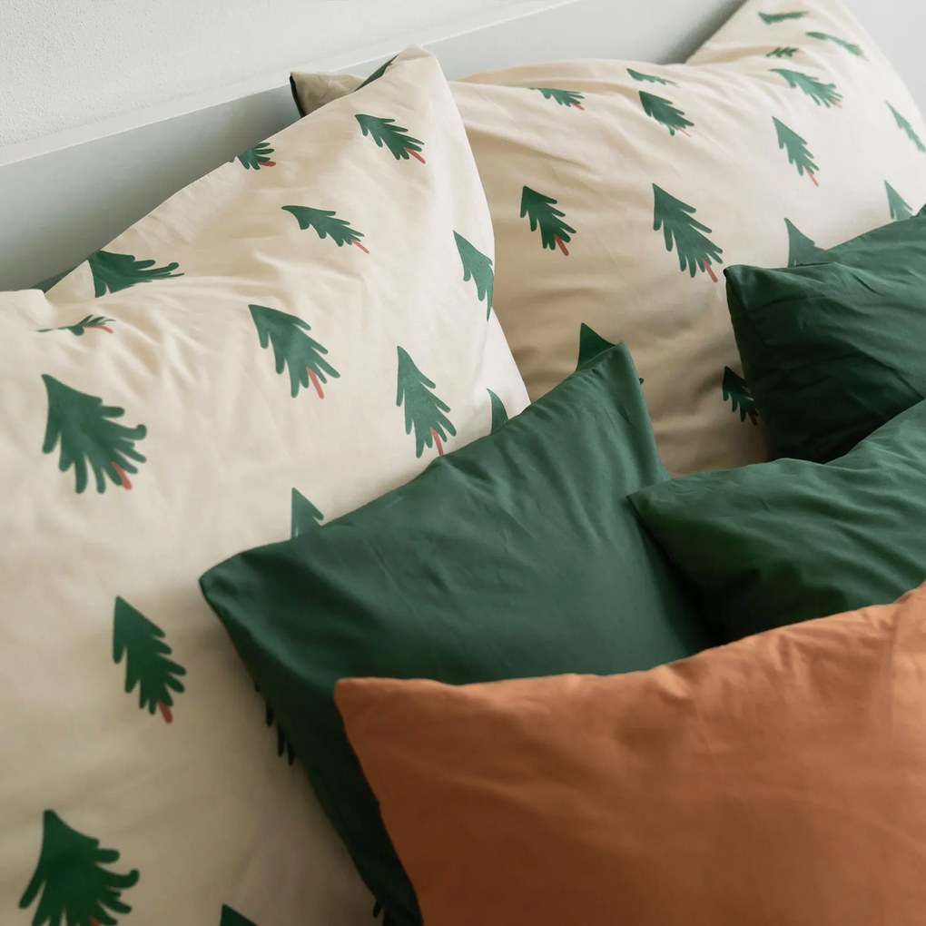 Goldea karácsonyi pamut ágyneműhuzat duo - fenyőfák natúr alapon, sötétzöld hátoldal 220 x 200 és 2db 70 x 90 cm