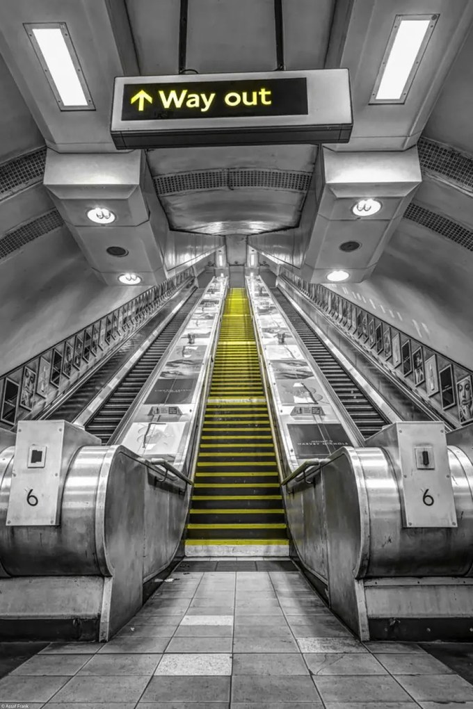 Poszter 30x45cm Mozgólépcső a metróállomáson, Assaf Frank