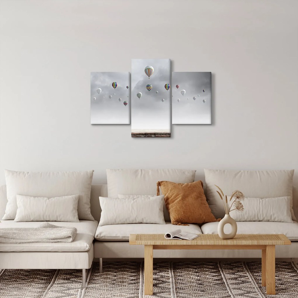 Kép - léggömbök egy téglafal felett (90x60 cm)