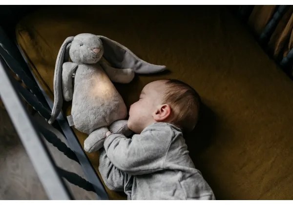 Moonie - Snuggle buddy dallammal és világítással nyuszi 2.0 organic szürke