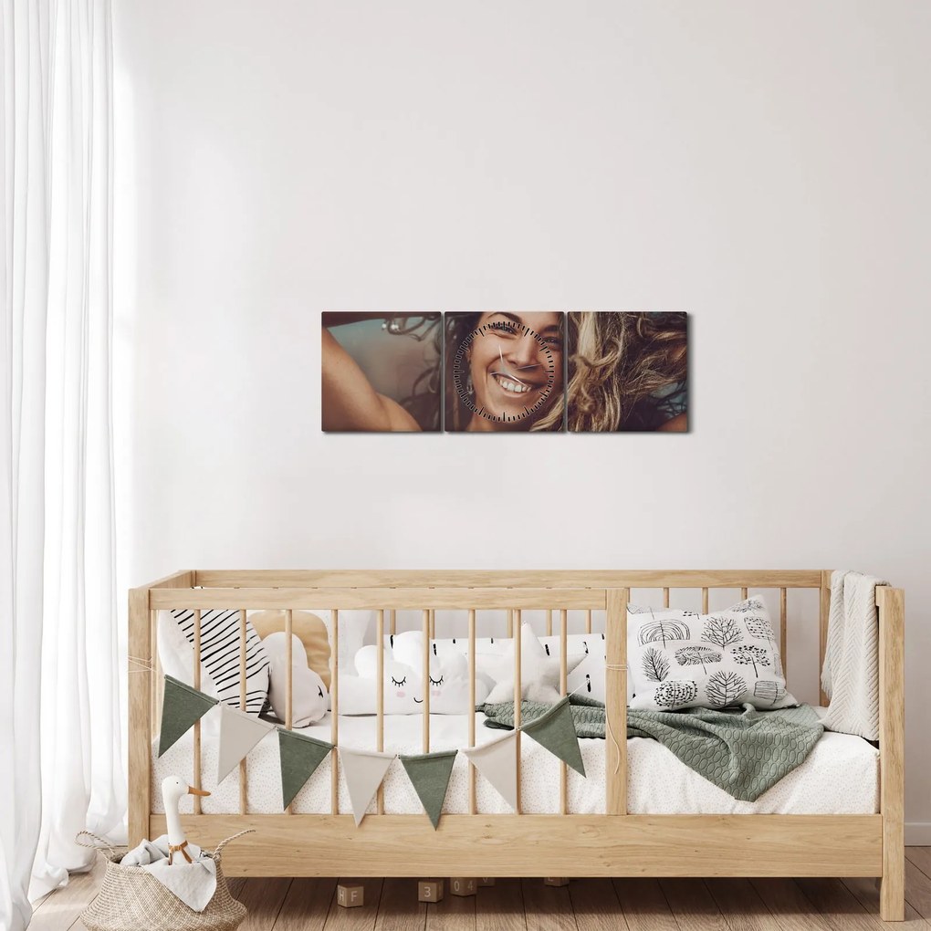 Kép - egy fiatal nő portréja (órával) (90x30 cm)