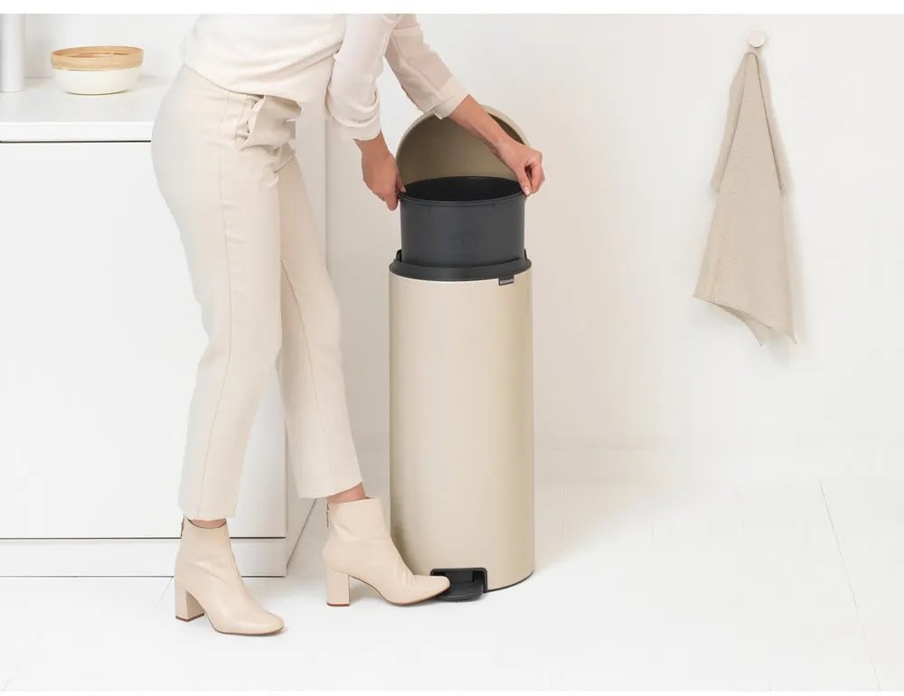 Bézs acél pedálos szemetes 30 l NewIcon – Brabantia