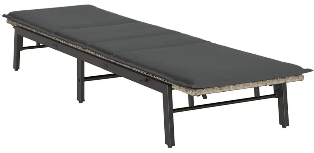 Világosszürke polyrattan napozóágy párnával