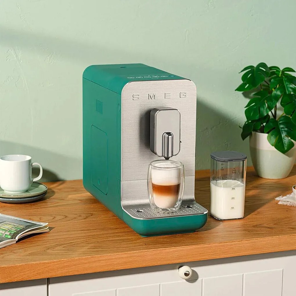 SMEG Automatický kávovar BCC13 na cappucino 19 barů s dávkovačem mléka, 1,4l, smaradově zelená - Smeg