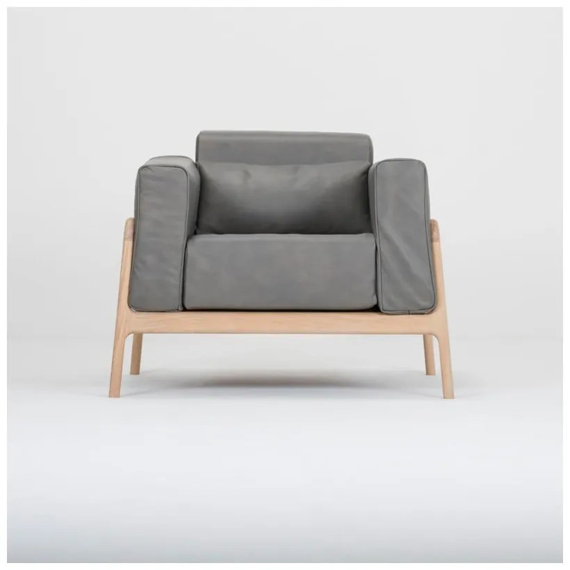 Fawn fotel tömör tölgyfa konstrukcióból sötétszürke bivalybőr ülőpárnával - Gazzda