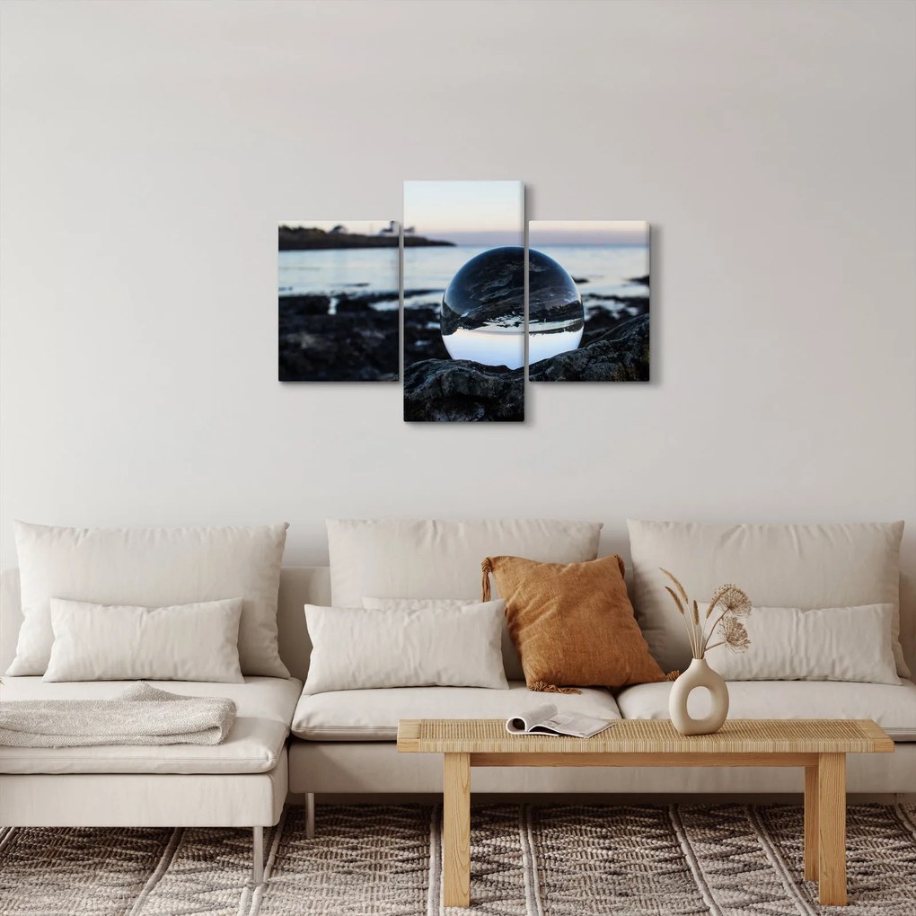 Egy üveggömb képe a sziklán (90x60 cm)
