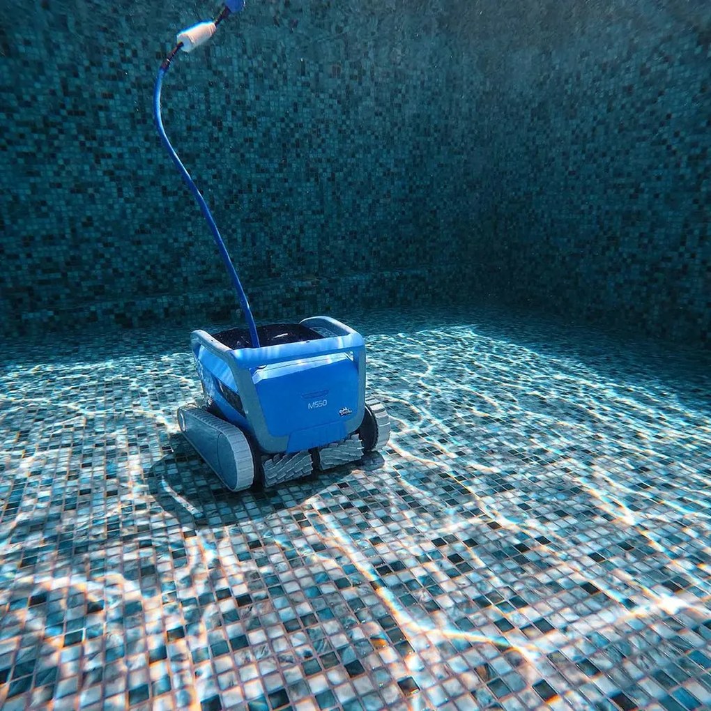 Medencetisztító robot, Dolphin M550, teljes medencetisztítás (padló, fal és vízvonal tisztítás), MyDolphin Plus applikáció vezérlés, Dual Drive navigáció, többrétegű szűrőrendszer, 19 m³/h szívóteljesítmény