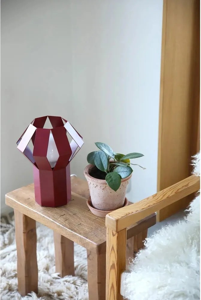 Piros fém asztali lámpa fém búrával (magasság 27 cm) Octa – Markslöjd