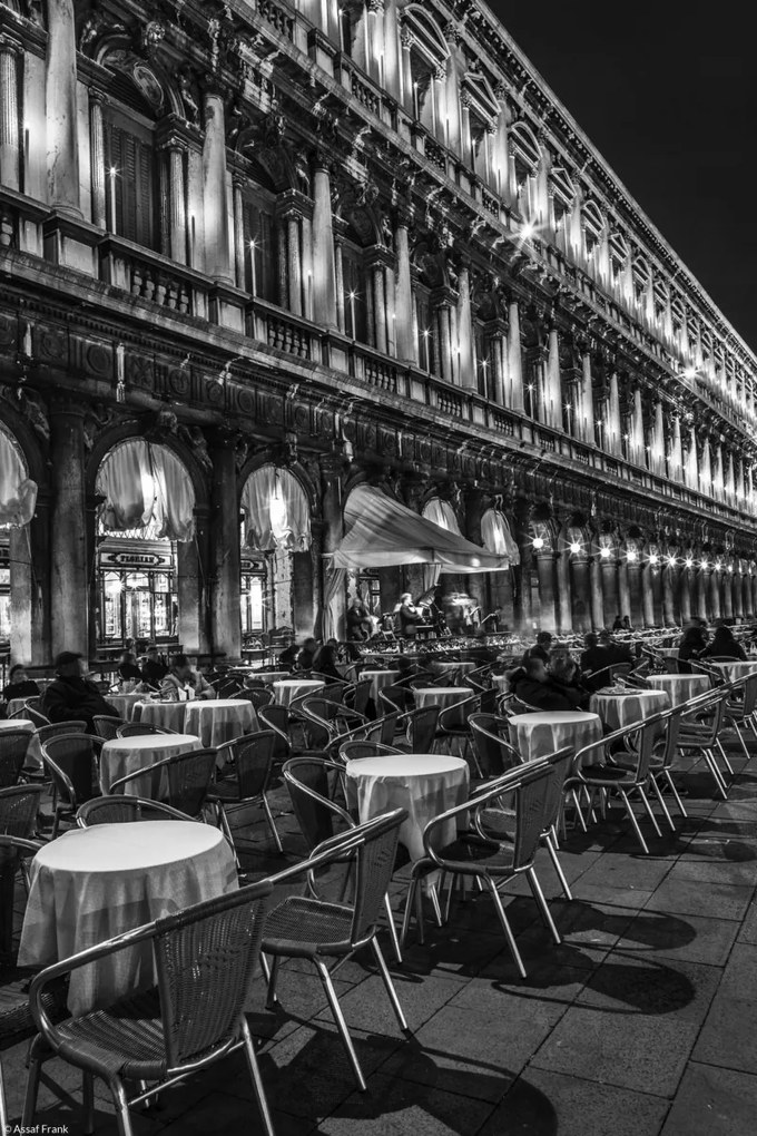 Poszter 20x30cm Éjszakai felvétel egy utcai kávézóról a Szent Márk téren, Assaf F
