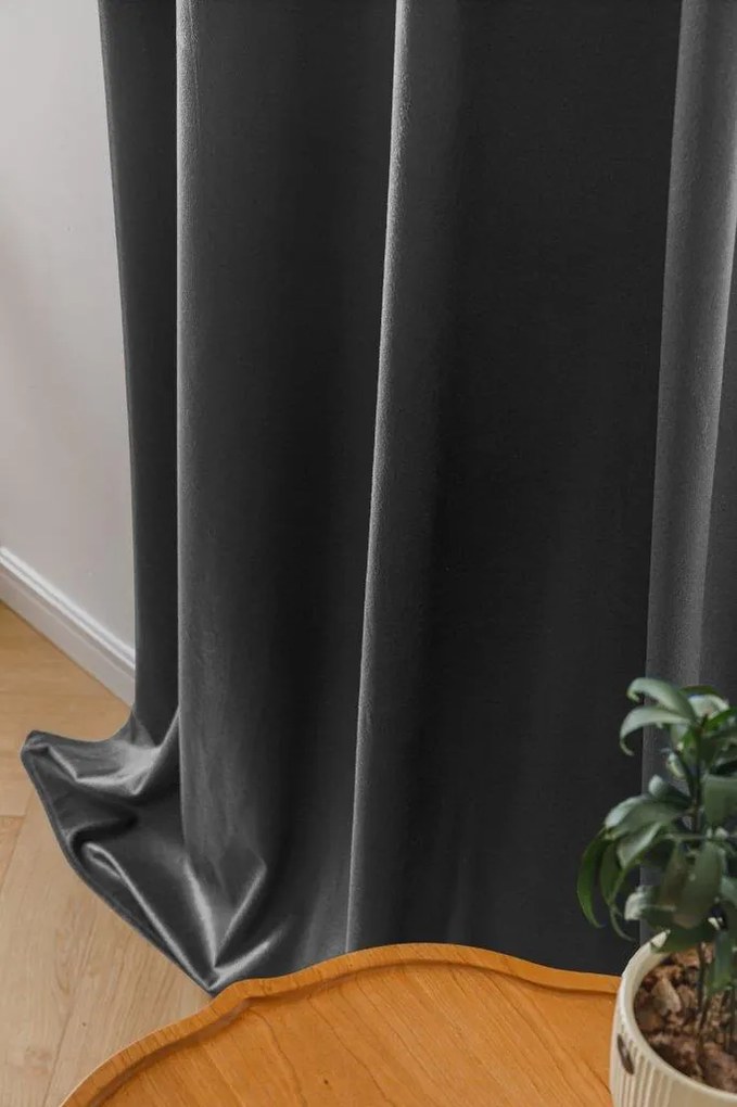 Sötétszürke fényzáró függöny VELVET 140x250 cm Felfüggesztés: Fém gyűrűk