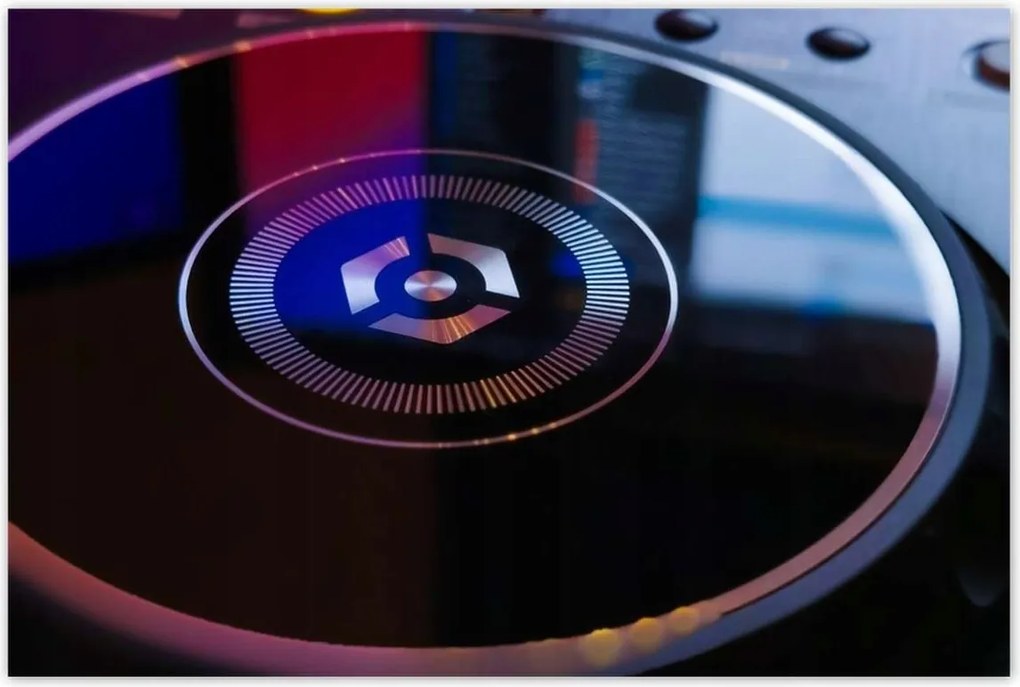 Plakátok 120x80 Közeli kép a Dj lemezjátszójáról