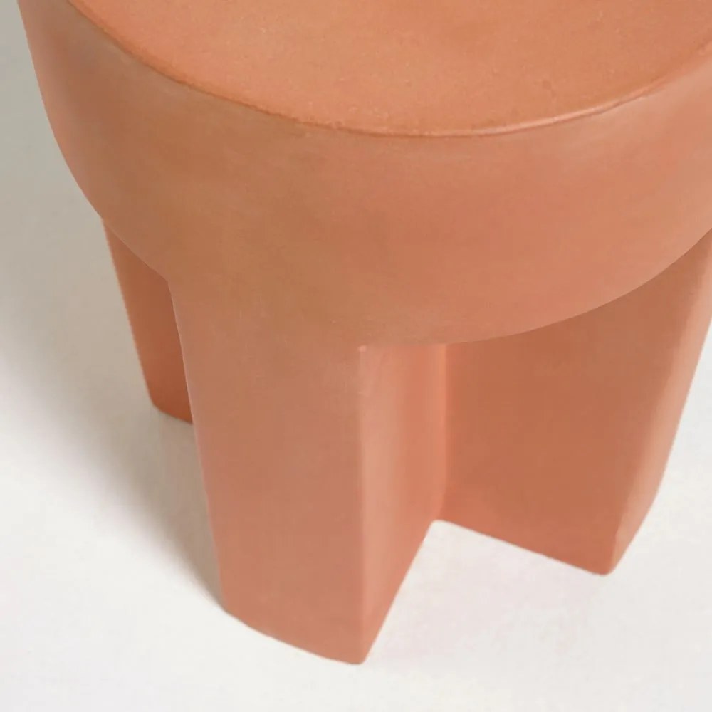 Vilena terrakotta színű beton kerti tárolóasztal, ⌀ 33 cm - Kave Home