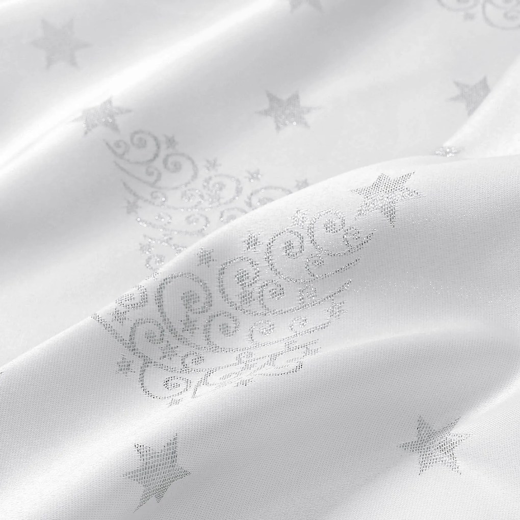 Goldea karácsonyi teflonbevonatú asztalterítő - ezüstszínű karácsonyfák és csillagok 120 x 160 cm