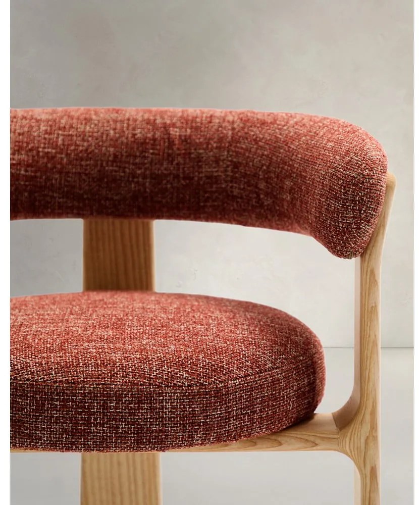 Natúr színű-terrakotta színű kőrisfa karfás étkezőfotel Granite – Kave Home