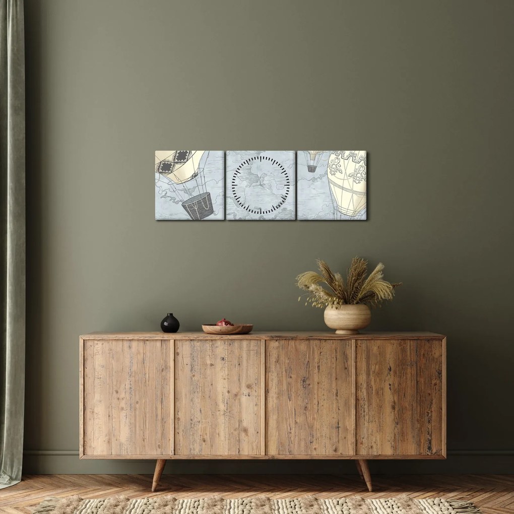 Kép - léggömbök a város felett, hűvös tónusok (órával) (90x30 cm)