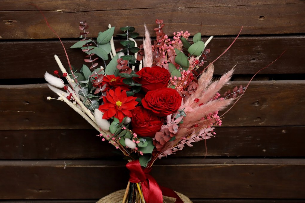 Csokor vörös rózsákkal és dáliákkal, száraz virágokból készült csokor