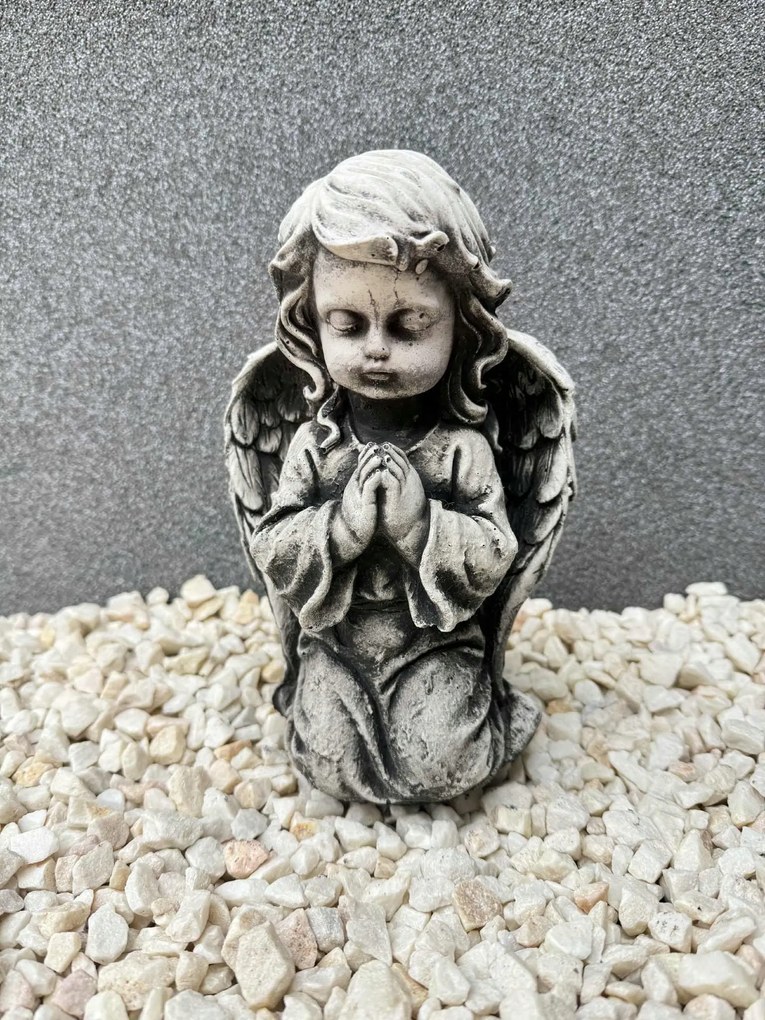 Kerti Figura Kis Térdelő Angyalka 24 cm