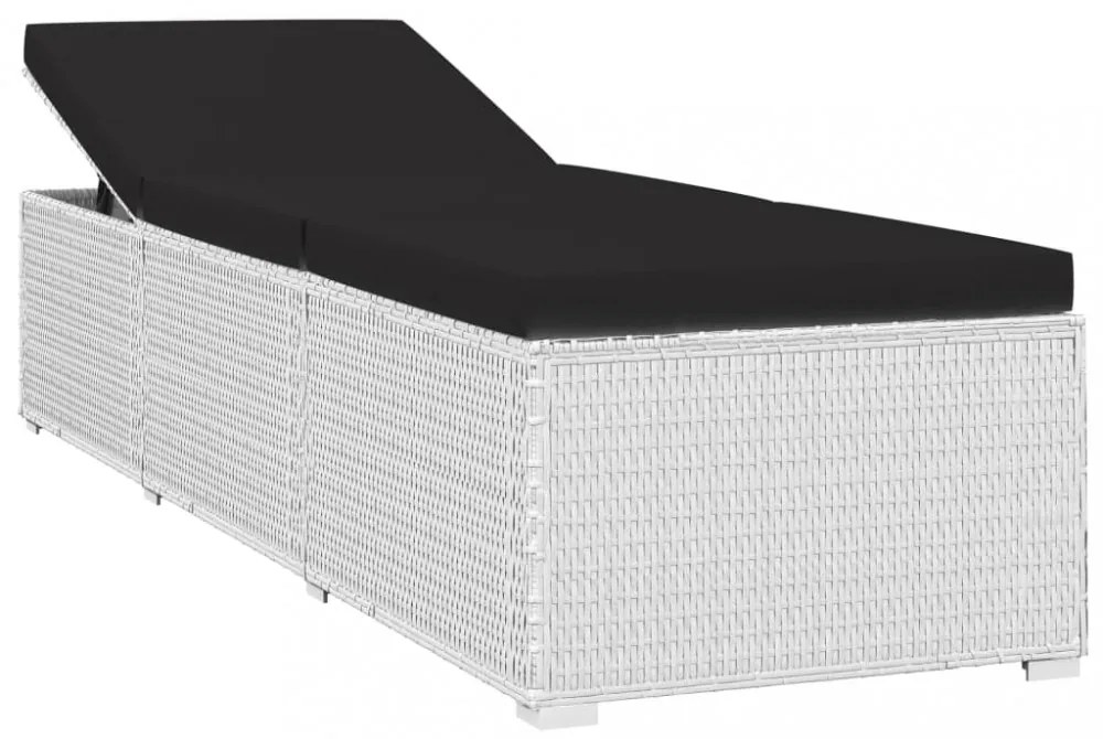 fehér polyrattan napozóágy párnával és teázóasztallal