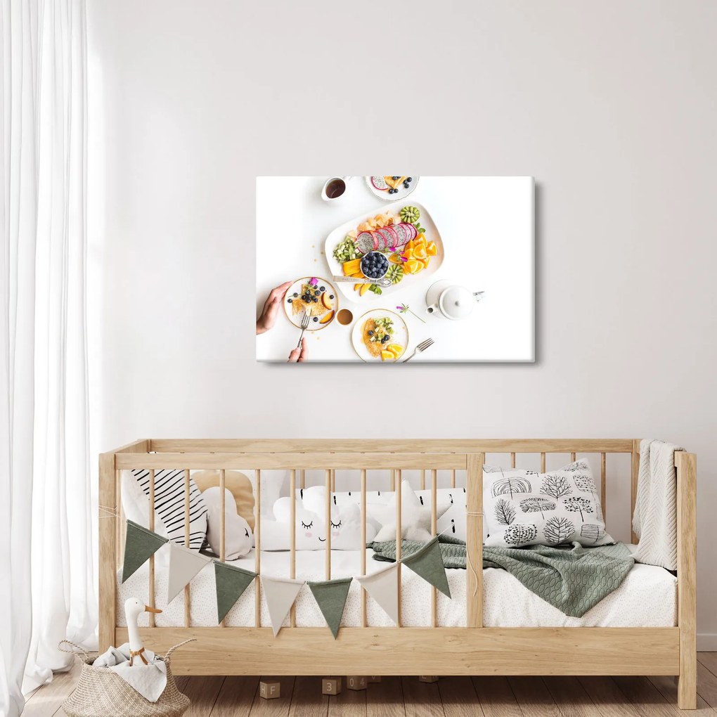 Tányérok gyümölcsökkel az asztalon képe (90x60 cm)