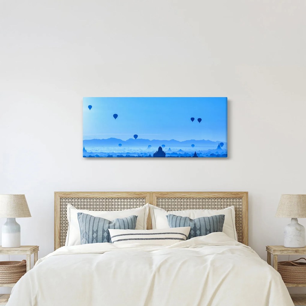 Kép - léggömbök a táj felett (120x50 cm)