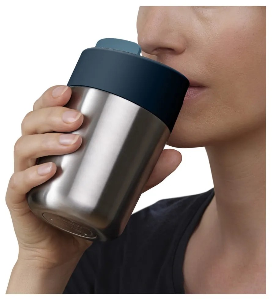 Sötétkék-fényes ezüstszínű utazóbögre 340 ml Sipp – Joseph Joseph
