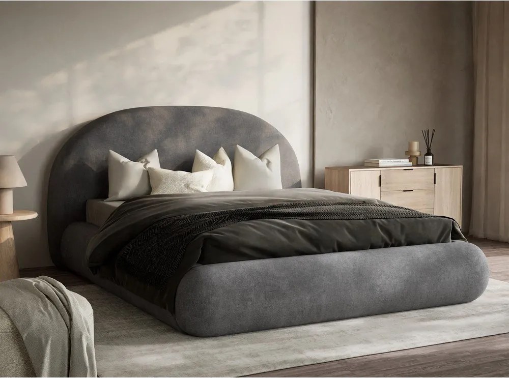 Szürke kárpitozott ágyneműtartós franciaágy ágyráccsal 160x200 cm Maumere – Maison de Rêve