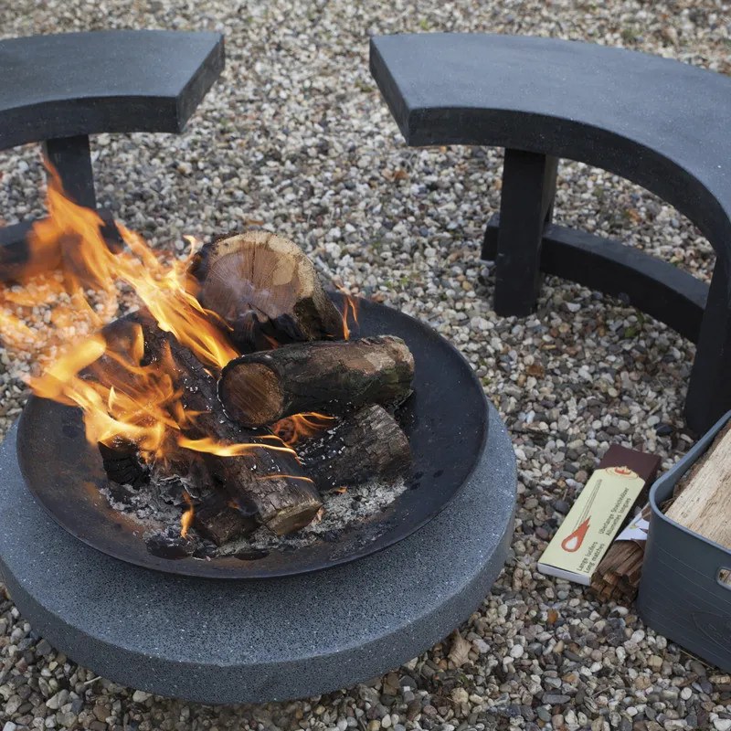 Öntöttvas tűzrakó tál kör alakú terrazzo gránit lapon, 59 cm átmérőjű