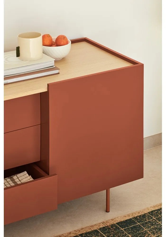 Téglavörös-natúr színű alacsony komód tölgyfa dekorral 180x78 cm Otto – Teulat