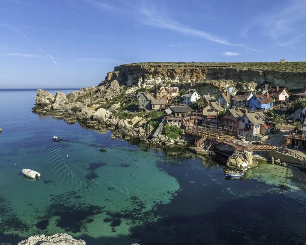 Poszter 50x40cm Popeye falu Gozo tengerpartján, Assaf Frank