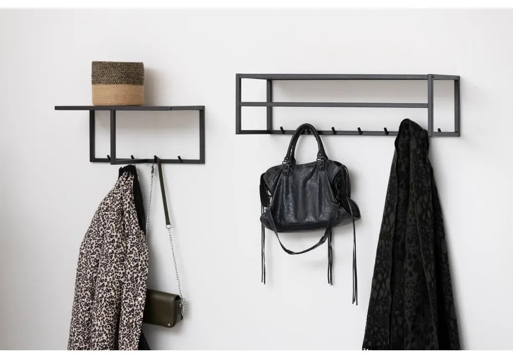 Fekete-natúr színű fali fogas tölgyfa dekorral, polccal Seaford – Actona