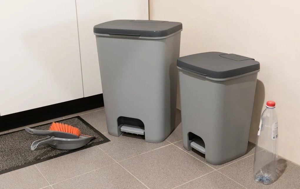 CURVER ESSENTIALS pedálos szemetes 40L, antracit/szürke 225359 (00760-686)