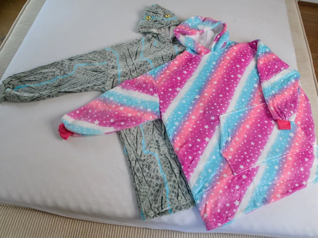 báránybunda hatású kapucnis, ujjas pléd AURORA színes