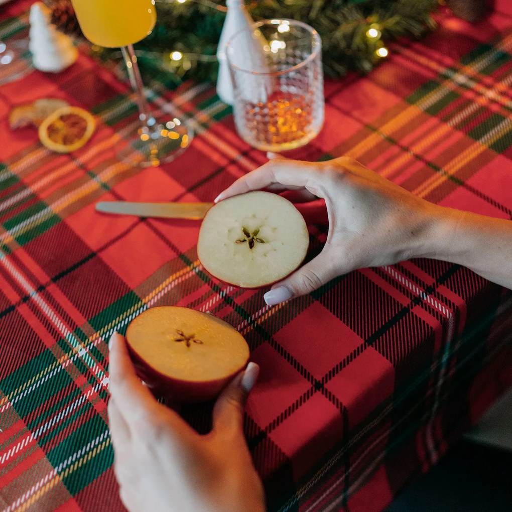 Goldea karácsonyi szögletes terítő 100% pamutvászon - piros kockás 140 x 220 cm