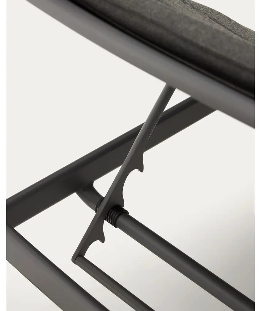 Fekete fém kerti napozóágy Marcona – Kave Home