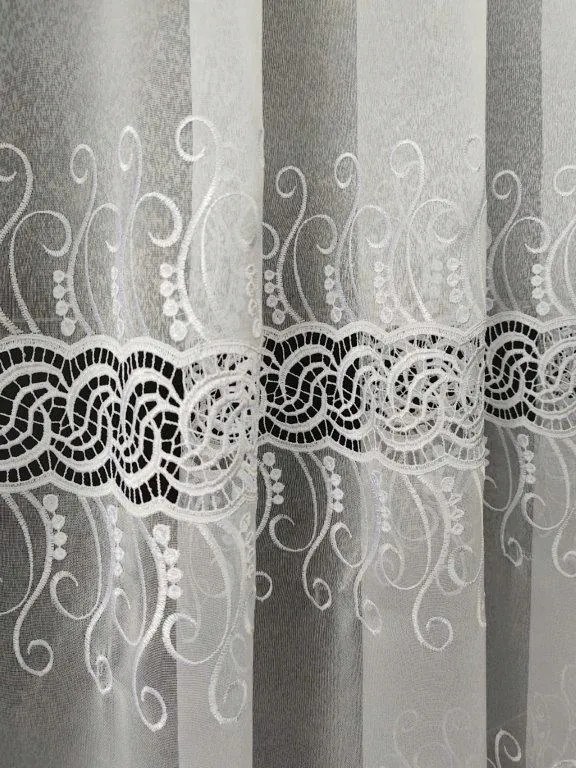 Függöny méteráru hímzéssel 185cm napellenző gipiurával