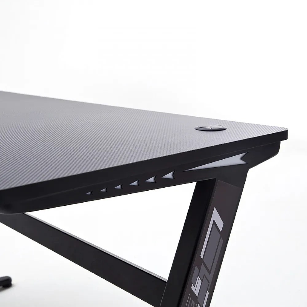 mcRACING Basic 5 gamer íróasztal fekete karbon optika borítással és beépített LED világítással