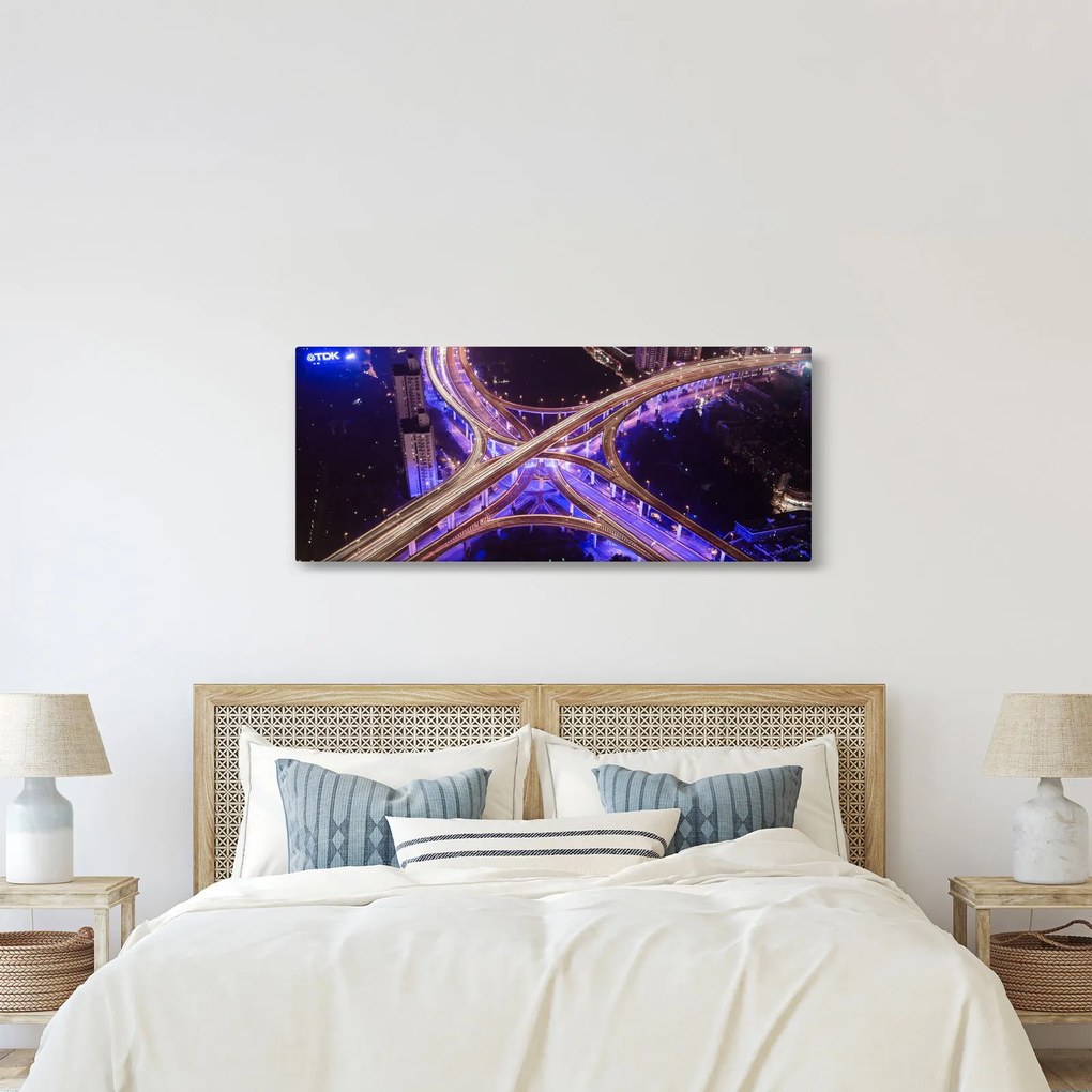 Egy kép egy nagy kereszteződésről éjjel (120x50 cm)