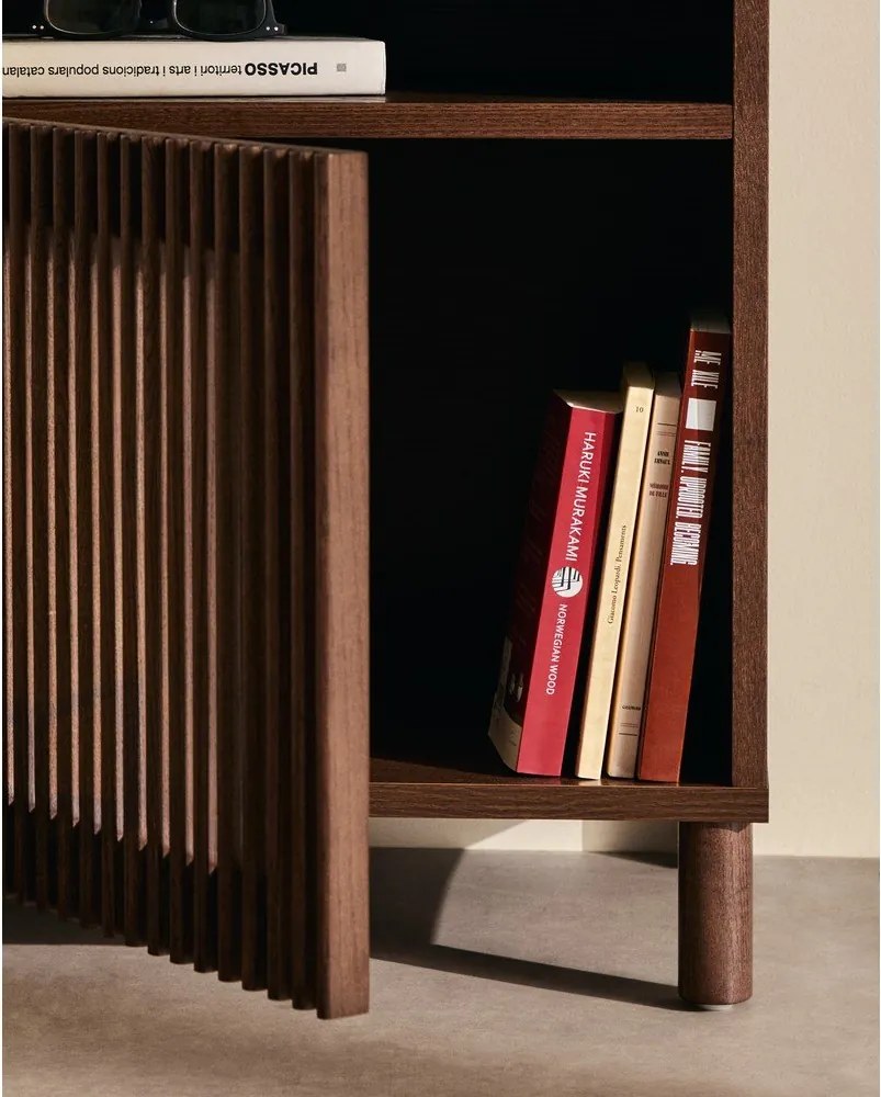 Sötétbarna éjjeliszekrény diófa dekorral Beyla – Kave Home