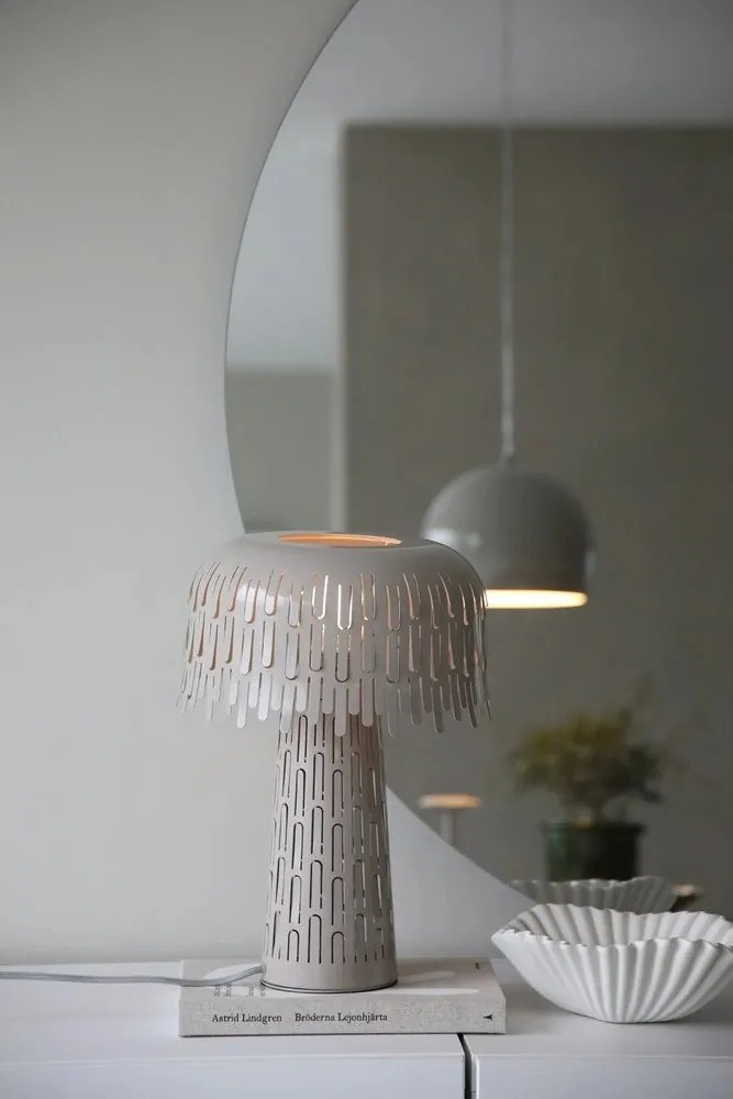 Szürkésbézs asztali lámpa fém búrával (magasság 38 cm) Verbera – Markslöjd