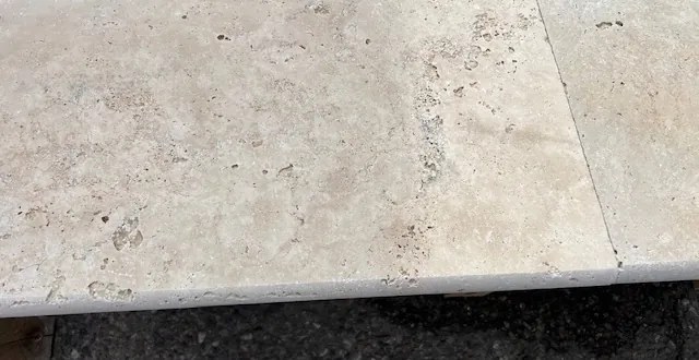 Lépcsőfok Travertin Ivory Light 30,5 x 61cm x 3cm peremkő