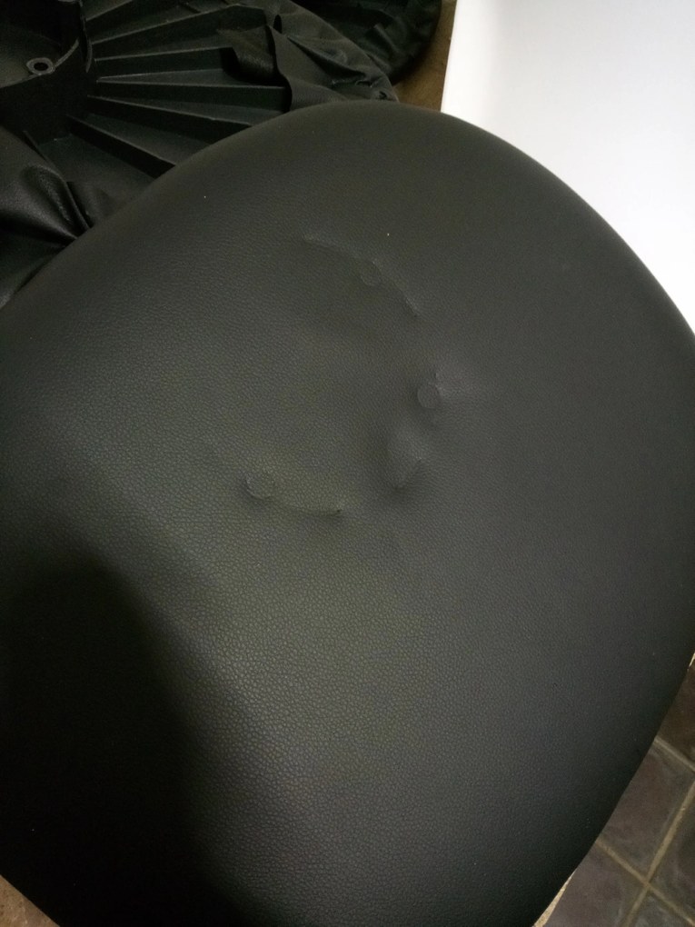 AKCIÓ Fehér-fekete BALI MARK szék fekete lábakkal II. osztály