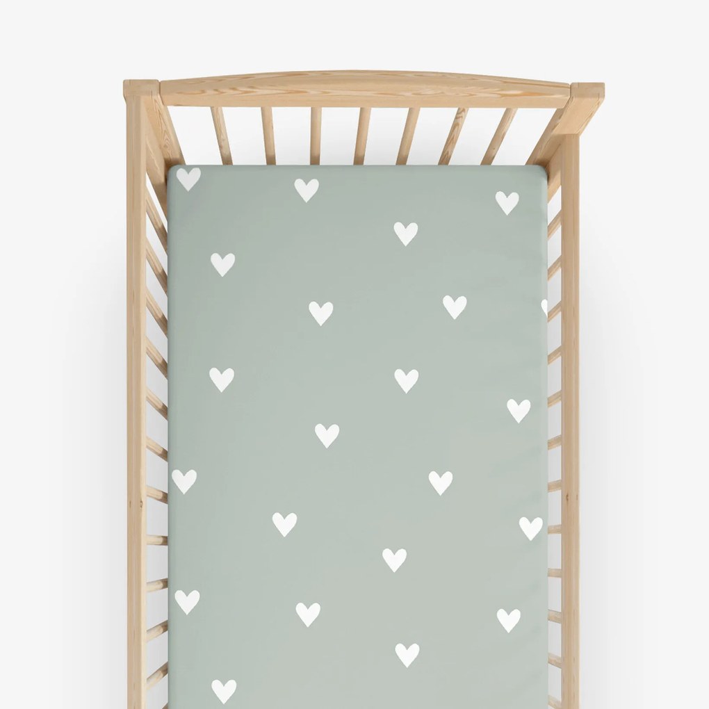 Goldea gyermek gumis pamut lepedő kiságyba - szívecskék, zsálya színű alapon 70 x 140 cm