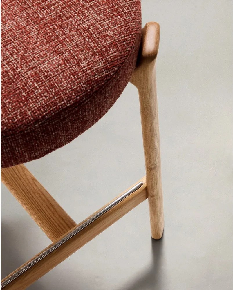 Terrakotta színű-világos natúr színű kőrisfa bárszék (ülésmagasság 65 cm) Granite – Kave Home