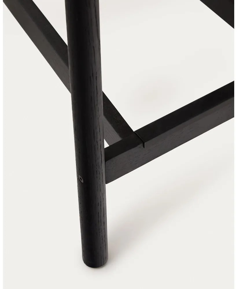 Fekete-natúr színű tölgyfa bárszék (ülésmagasság 65 cm) Yalia – Kave Home