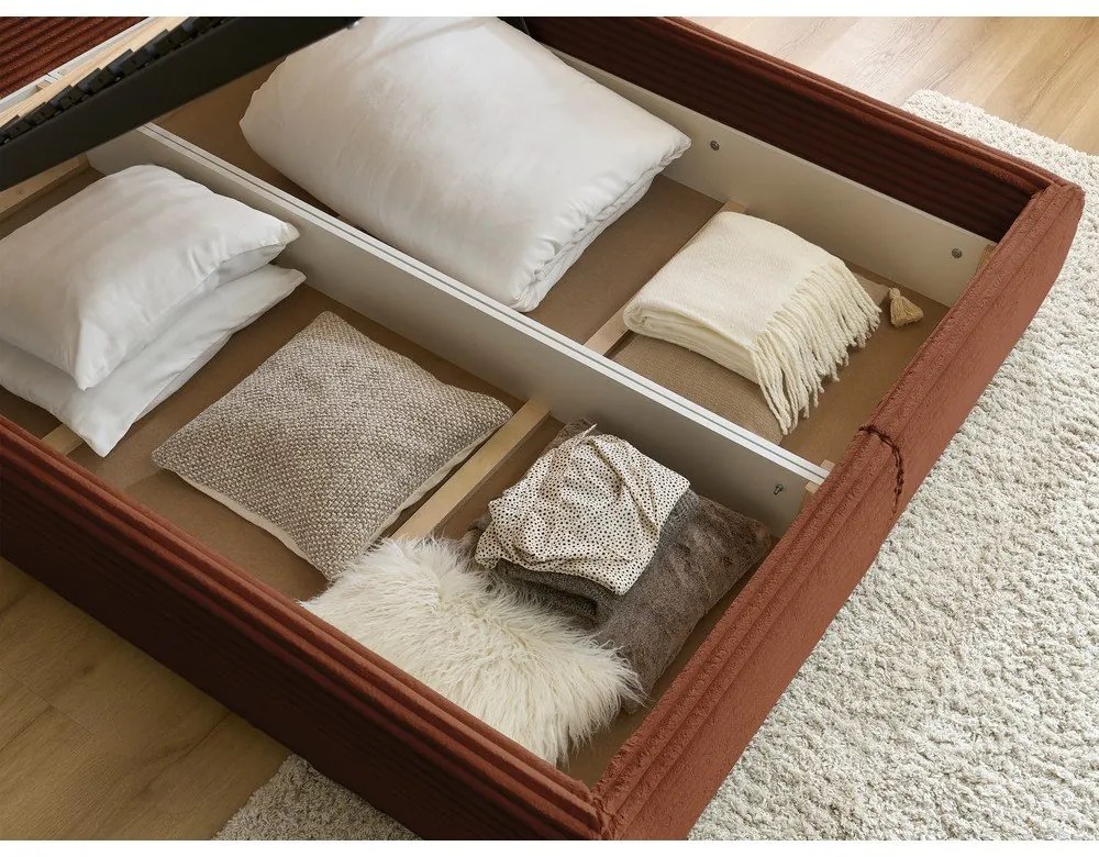 Téglavörös kárpitozott ágyneműtartós franciaágy ágyráccsal 160x200 cm Jade – Bobochic Paris