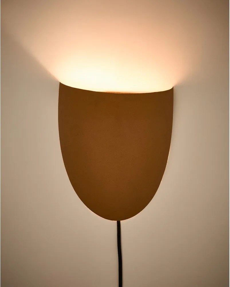 Terrakotta színű konnektorhoz csatlakoztatható fali lámpa Nibla – Kave Home