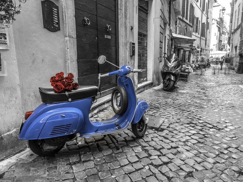 Poszter 40x30cm Régi robogó rózsaszirommal Róma szűk utcáján, Assaf Fr